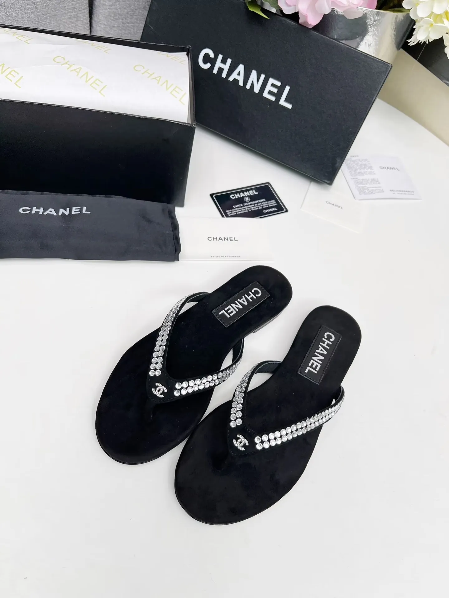 💕💕Factory direct selling price p440💕💕 Chanel new spring and summer genuine leather outsole flip-flops✅ I was really moved by this shoe when I first saw it💓 I liked it at first sight [surprised], 😊 and it has Chanel’s classic element diamond logo💎 Fabric: double-sided velvet Lining: cow lining Color: black Size: 35-41 (41 can be customized and non-returnable) Outsole: Made of genuine leather outsole Packaging: with card and cloth bag